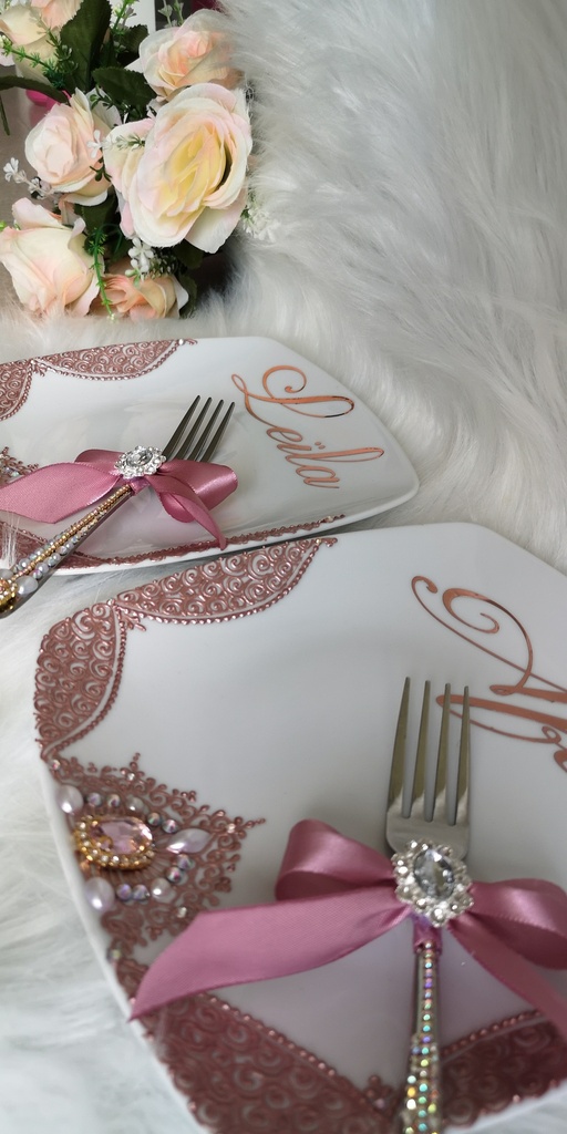 2 Assiettes +couverts decorés